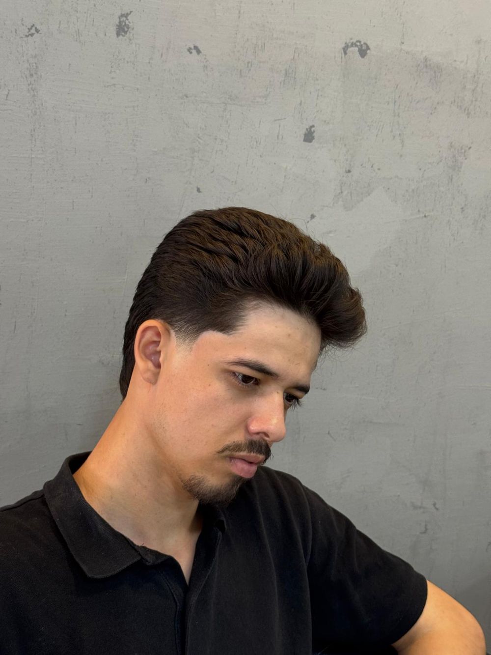 Corte clássico com volume no topo e laterais em fade