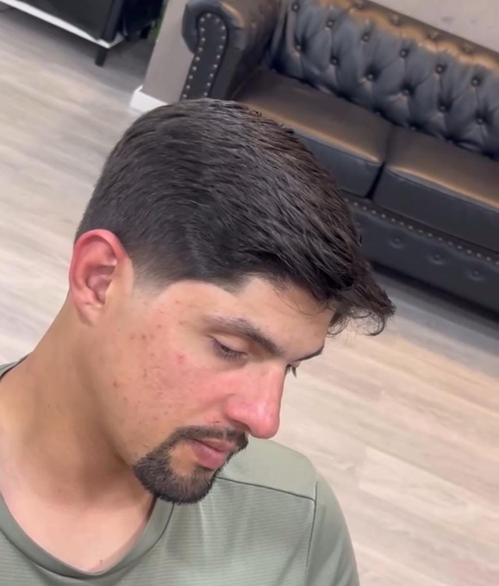 Corte clássico com barba desenhada